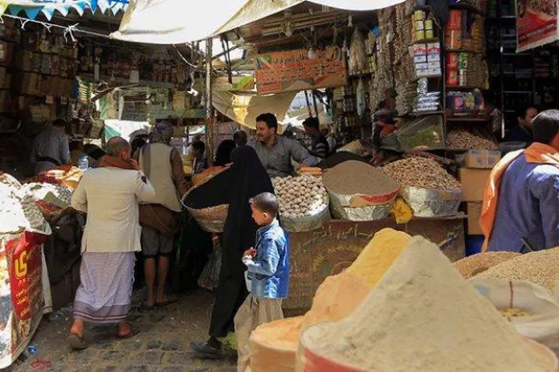 القدرة الشرائية لليمنيين مهدَّدة بمزيد من التدهور بعد اندلاع الحرب ضد إيران (أ.ف.ب)