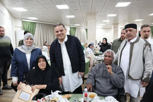 الدبيبة يشارك نزلاء دار الوفاء لرعاية المسنين مأدبة إفطارهم (حكومة "الوحدة")