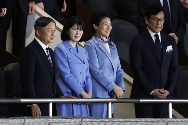 إمبراطور اليابان ناروهيتو والإمبراطورة ماساكو وابنتهما الأميرة آيكو حضروا مواجهة اليابان وأستراليا (أ.ب)