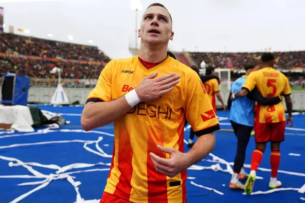 الصربي نيكو شتوليتش يحتفل بثاني أهداف ليتشي في كريمونيزي (إ.ب.أ)