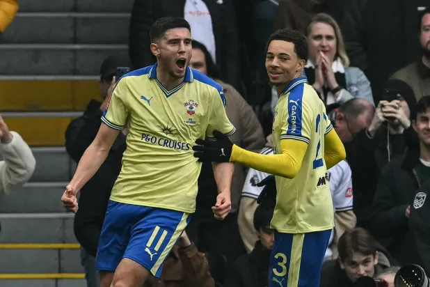 Southampton's Scottish striker #11 Ross Stewart (L) celebrates after scoring on a penalty kick for his team's fist goal during the English FA Cup fifth round football match between Fulham and Southampton at Craven Cottage in London on March 8, 2026. (Photo by Glyn KIRK / AFP) 