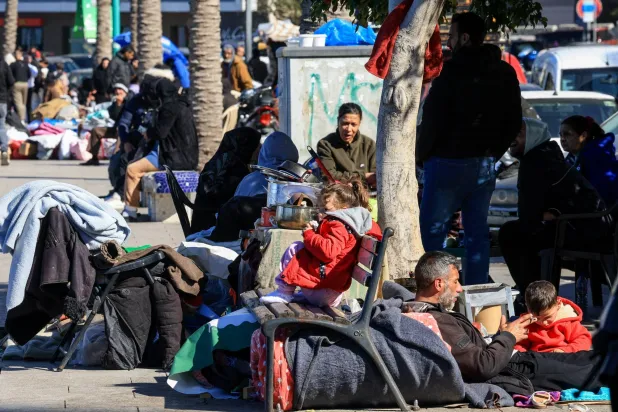 نازحون يتجمعون عقب تصاعد المواجهات بين «حزب الله» وإسرائيل في بيروت (رويترز)