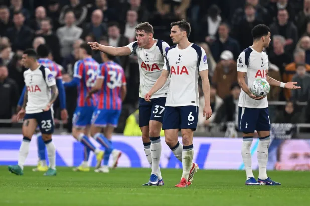 لحظات عتاب وإنكسار بين لاعبي توتنهام تكررت كثيرا هذا الموسم (ا ب ا)