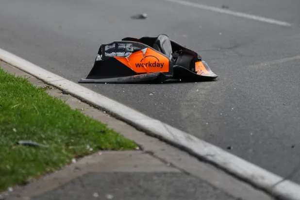 جزء من سيارة الأسترالي أوسكار بياستري سائق مكلارين في حلبة ألبرت بارك (أ.ب)