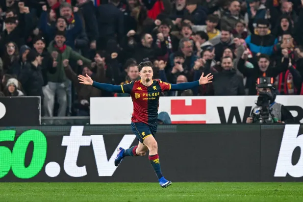 البرتغالي فيتينيا يحتفل بتسجيله هدف الفوز لجنوا في مرمى روما (أ.ب)