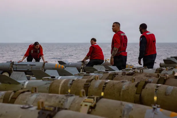 جنود أميركيون على متن حاملة الطائرات «يو إس إس أبراهام لينكولن» (أ.ف.ب)