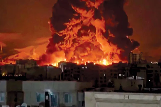  لقطة من فيديو لمستودع نفط في طهران تم استهدافه الليلة قبل الماضية (أ.ف.ب)