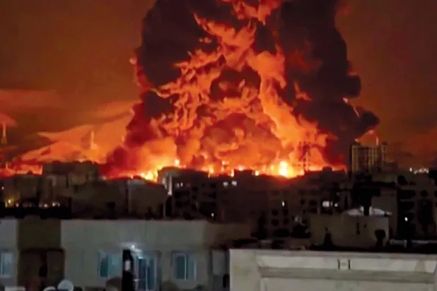 Tahran'da önceki gece hedef alınan bir petrol deposuna ait videodan (AFP)