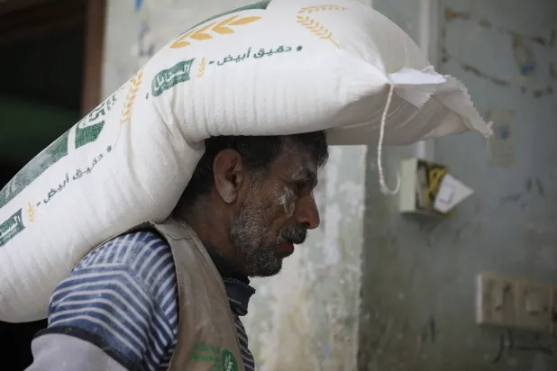 ملايين اليمنيين يعتمدون على المساعدات الدولية في ظل الانقلاب الحوثي (إ.ب.أ)