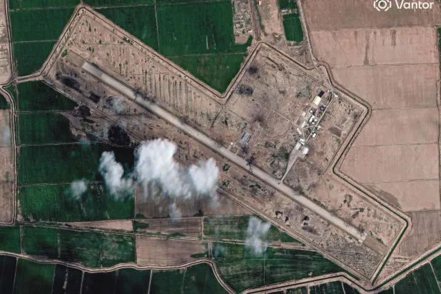 مشهد من قاعدة طائرات الأهواز المُسيّرة بجنوب غربي إيران بعد القصف أمس (أ.ف.ب)