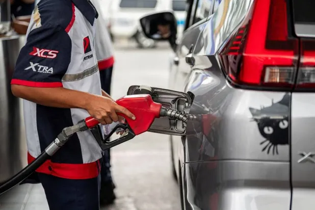  A worker fills up a car at a gas station as oil prices are expected to increase amid the US-Israel conflict with Iran, in Quezon City, Metro Manila, Philippines, March 9, 2026. (Reuters)