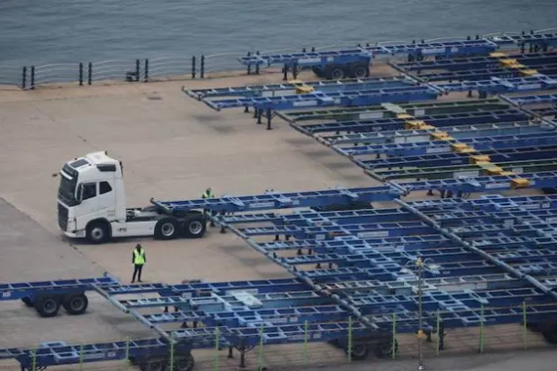 موظفون يعملون في ميناء بيونغتايك بكوريا الجنوبية (رويترز)