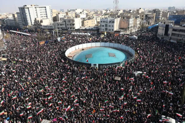 Tahran’da Mücteba Hamaney’e bağlılık için kalabalık toplanırken İsrail ve İran karşılıklı saldırılarda bulundu