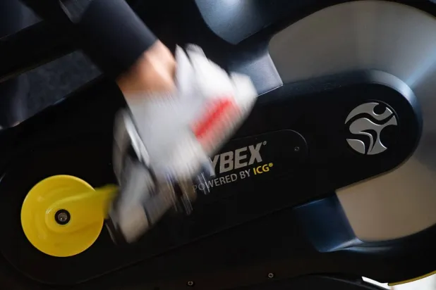 طلب من المشاركين ركوب دراجة ثابتة لمدة 20 دقيقة بوتيرة معتدلة (جامعة آيوا)