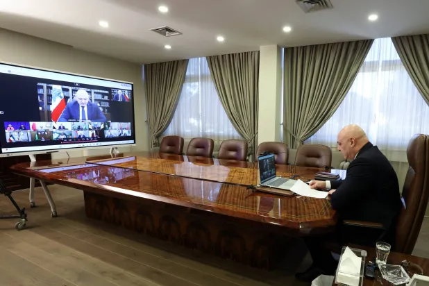 الرئيس اللبناني جوزيف عون مشاركاً بدعوة من رئيس المجلس الأوروبي أنطونيو كوستا ورئيسة المفوضية الأوروبية أورسولا فون دير لاين في لقاء افتراضي عبر تقنية «زووم» شارحاً الواقع اللبناني في ضوء الاعتداءات الإسرائيلية (الرئاسة اللبنانية)