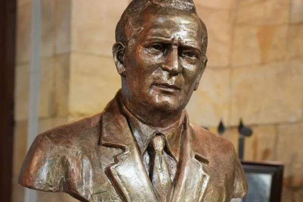 تمثال فؤاد حداد في «بيت الشعر العربي» (وزارة الثقافة)