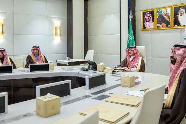 الأمير عبد العزيز بن سعود وزير الداخلية السعودي خلال الاجتماع مع نظيرته البريطانية شابانا محمود عبر «الاتصال المرئي» (واس)