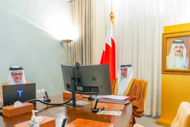 الأمير سلمان بن حمد آل خليفة ولي العهد البحريني خلال مشاركته في الاجتماع (بنا)