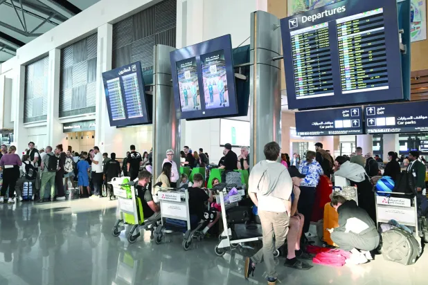 مسافرون في مطار مسقط ينتظرون رحلات الإجلاء يوم 5 مارس (رويترز)