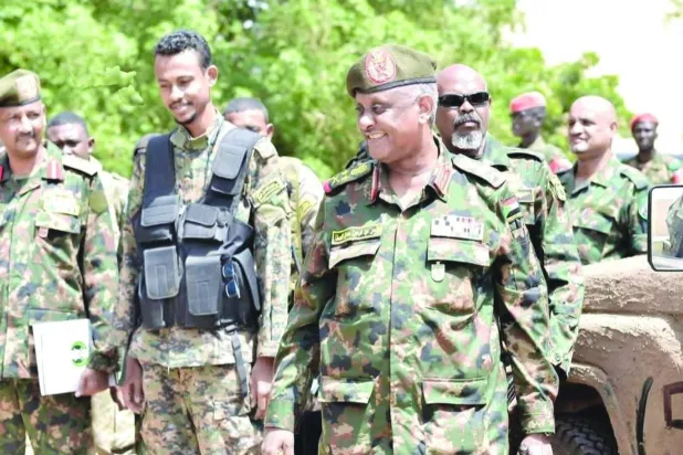 قائد «كتائب البراء بن مالك» الإسلامية المصباح طلحة (وسط) يقف على يمين مساعد القائد العام للجيش السوداني ياسر العطا (متداولة)