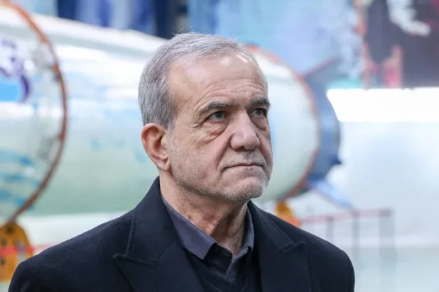 İran Cumhurbaşkanı Mesud Pezeşkiyan, Tahran'daki bir askeri üretim merkezine yaptığı ziyaret sırasında (Arşiv-DPA)