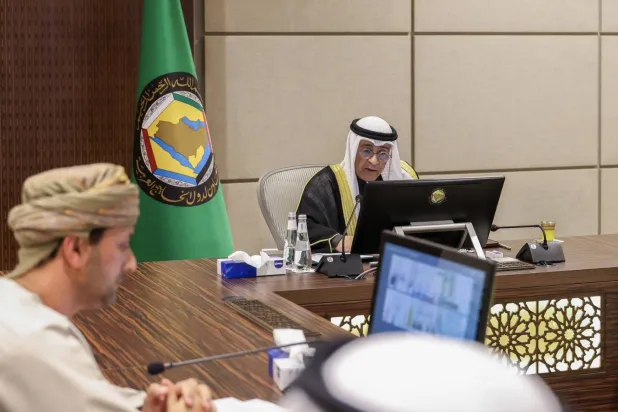 جاسم البديوي يلقي كلمته خلال الاجتماع الاستثنائي لوزراء الإعلام الخليجيين يوم الاثنين (مجلس التعاون)