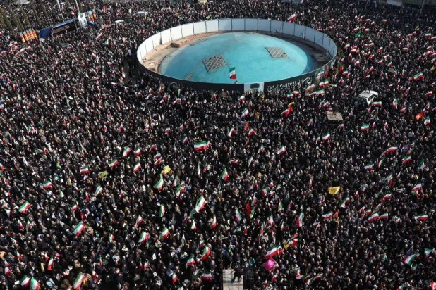 إيرانيون خلال تجمعهم لإظهار دعمهم للمرشد الجديد مجتبى خامنئي في ميدان «انقلاب» وسط طهران الاثنين (أ.ب)