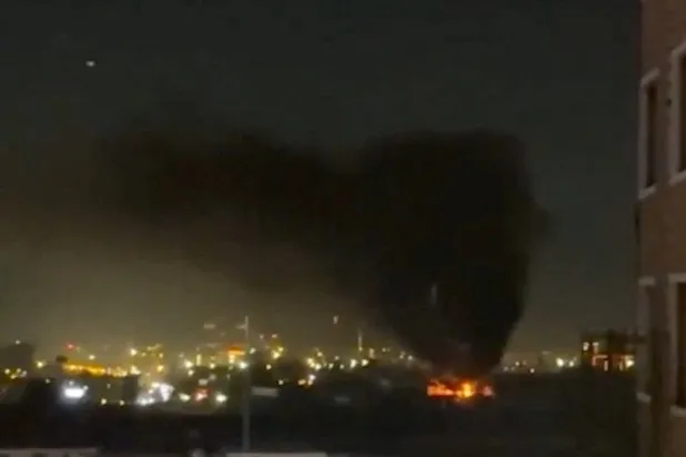 تصاعد الدخان عقب هجوم بطائرة مسيّرة على قنصلية الإمارات في أربيل (رويترز)