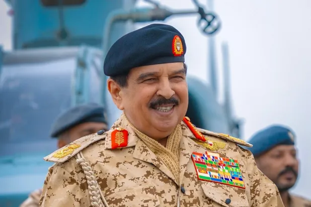 الملك حمد بن عيسى خلال زيارته «سلاح الجو الملكي» الاثنين (بنا)