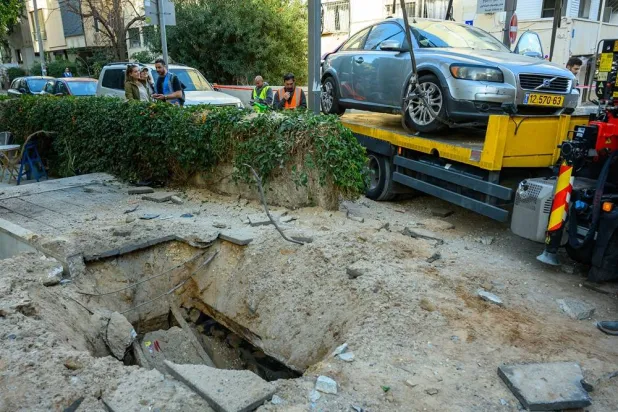  08 March 2026, Israel, Tel Aviv: Israelis inspect the damage of a site hit by an Iranian ballistic missile in central Israel. (dpa)