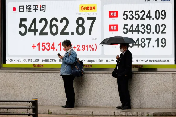 شاشة تعرض حركة الأسهم في وسط العاصمة اليابانية طوكيو (رويترز)