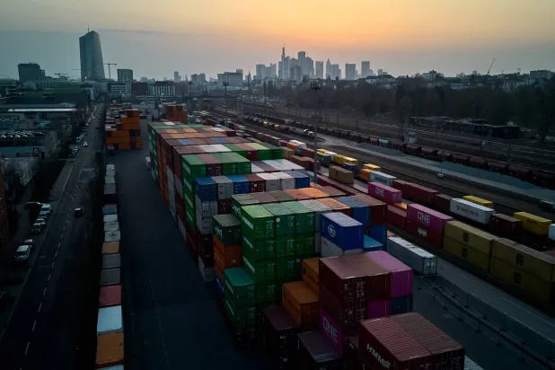 حاويات مكدسة بمحطة شحن في فرنكفورت بألمانيا (أ.ب)