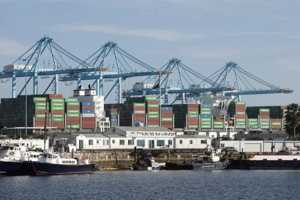 حاويات الشحن في ميناء لوس أنجليس بكاليفورنيا (إ.ب.أ)