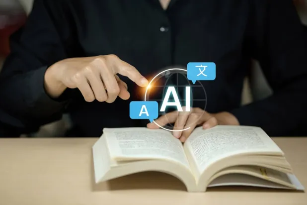 صفحات فارغة تحمل احتجاجاً أدبياً واسعاً (شاترستوك)