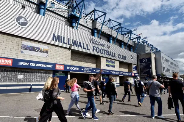 تغريم ميلوول بسبب هتافات مسيئة في كأس الرابطة الإنجليزية (رويترز)