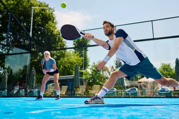 يحظى البادل وهو مزيج بين التنس والاسكواش بشعبية واسعة لدى نجوم عالميين (بادل)