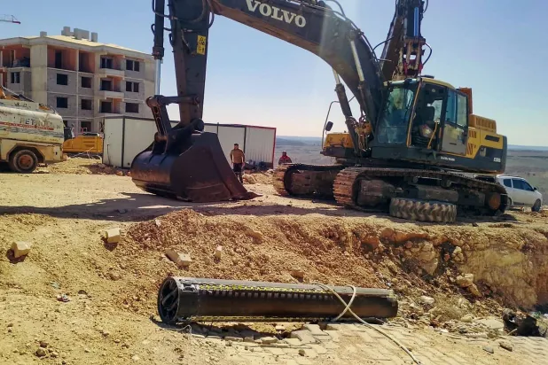 بقايا صاروخ إيراني ثانٍ أسقطته الدفاعات الجوية لحزب شمال الأطلسي في المجال الجوي التركي أمس (أ.ف.ب)