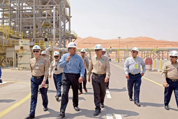 مهندسون في حقل الشيبة (أرامكو)