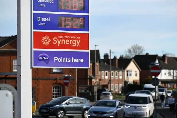 سعر لتر البنزين الخالي من الرصاص ووقود الديزل خارج محطة وقود تابعة لشركة «إيسو» في لوتروورث وسط إنجلترا (أ.ف.ب)