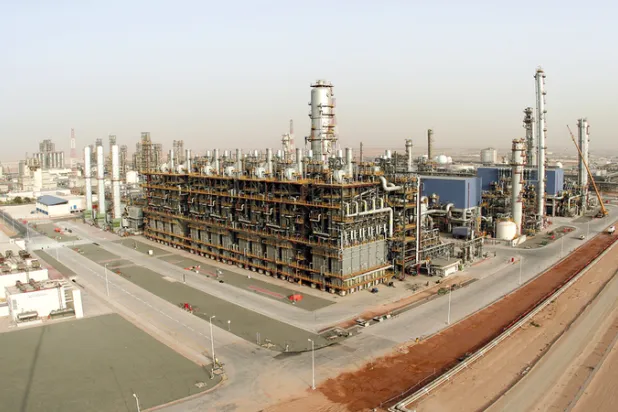 صورة أرشيفية لمجمع الرويس الصناعي في أبوظبي (وام)