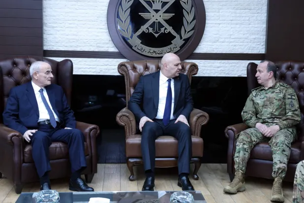 الرئيس اللبناني جوزيف عون يتوسط وزير الدفاع ميشال منسى وقائد الجيش العماد رودولف هيكل في قيادة الجيش (الرئاسة اللبنانية)