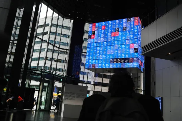 شاشة تعرض حركة الأسهم على مقر البورصة في العاصمة اليابانية طوكيو (أ.ف.ب)