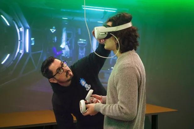 الواقع الافتراضي يتيح للمستخدم الانغماس في بيئة ثلاثية الأبعاد تفاعلية (جامعة أوريغون)