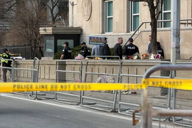 عناصر إنفاذ القانون يتفقدون موقع الحادث خارج القنصلية الأميركية في تورنتو (رويترز)