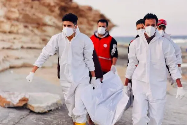 الهلال الأحمر الليبي فرع درنة ينتشل جثة من البحر (الهلال الأحمر)