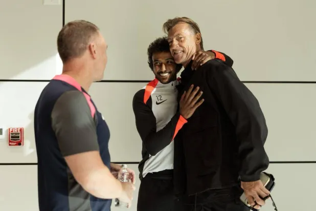 رينارد خلال زيارته للقادسية والتقاء لاعبي «الأخضر» المحتملين (نادي القادسية)