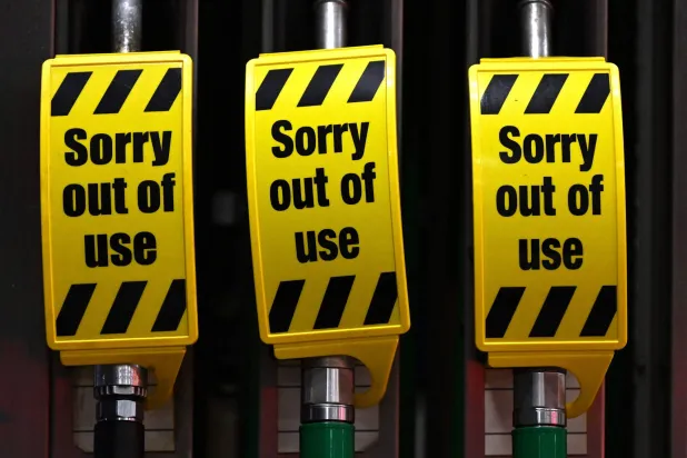 لافتات «خارج الخدمة» على مضخات البنزين الخالي من الرصاص والديزل في محطة وقود بمدينة كامبريدج شرق إنجلترا (أ.ف.ب)