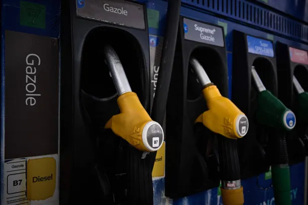 فوهات مضخات البنزين والديزل في محطة وقود بمدينة بروج بالقرب من بوردو جنوب غربي فرنسا (أ.ف.ب)