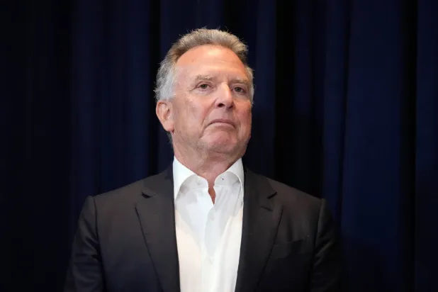 المبعوث الخاص للبيت الأبيض إلى الشرق الأوسط ستيف ويتكوف يستمع بينما يتحدث الرئيس الأميركي دونالد ترمب في مؤتمر صحافي في 9 مارس 2026 في ولاية فلوريدا (أ.ب)