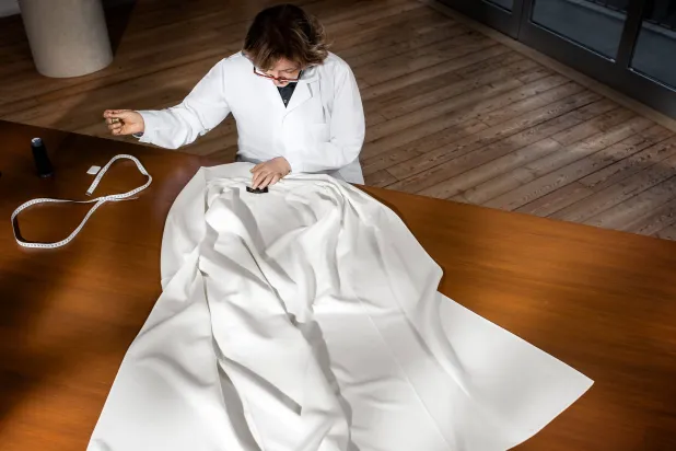 نسيج ملكي جديد يجمع حرير التوت بصوف الميرينو